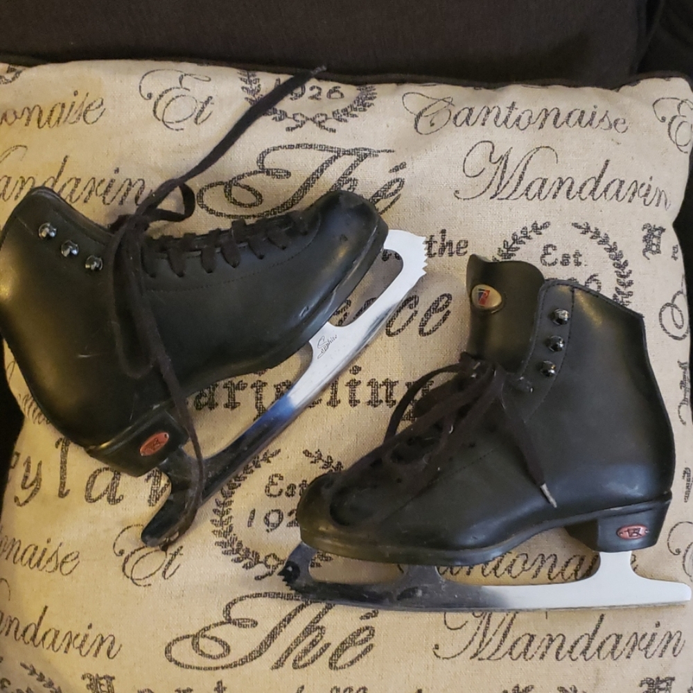 Little kids size 2 reidell ice skates
